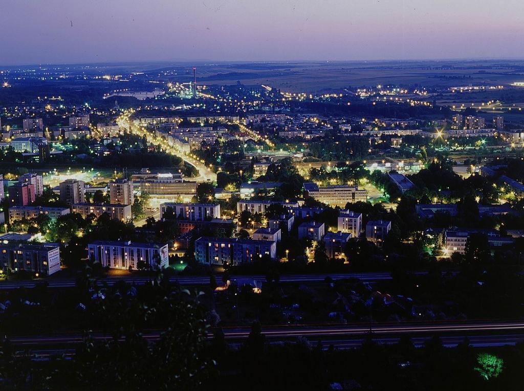 Hotel Árpád Tatabánya Buitenkant foto