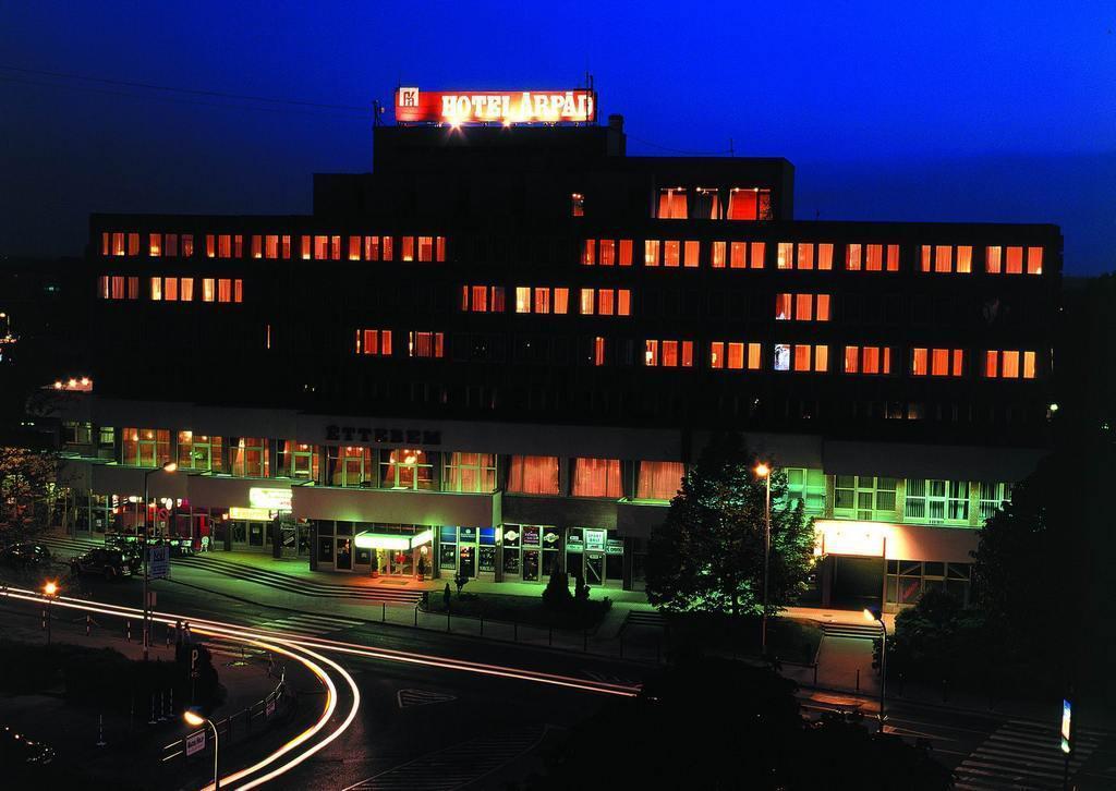 Hotel Árpád Tatabánya Buitenkant foto
