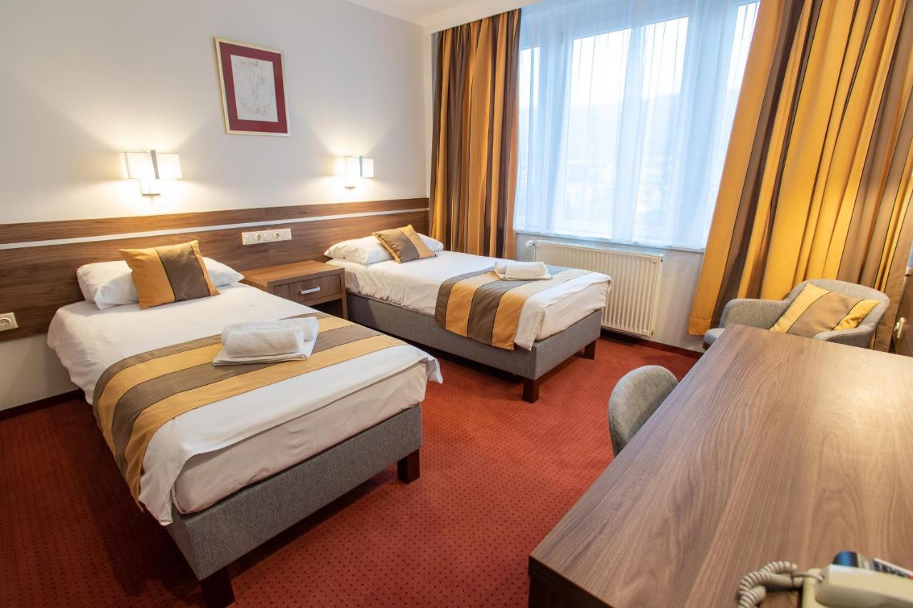 Hotel Árpád Tatabánya Buitenkant foto