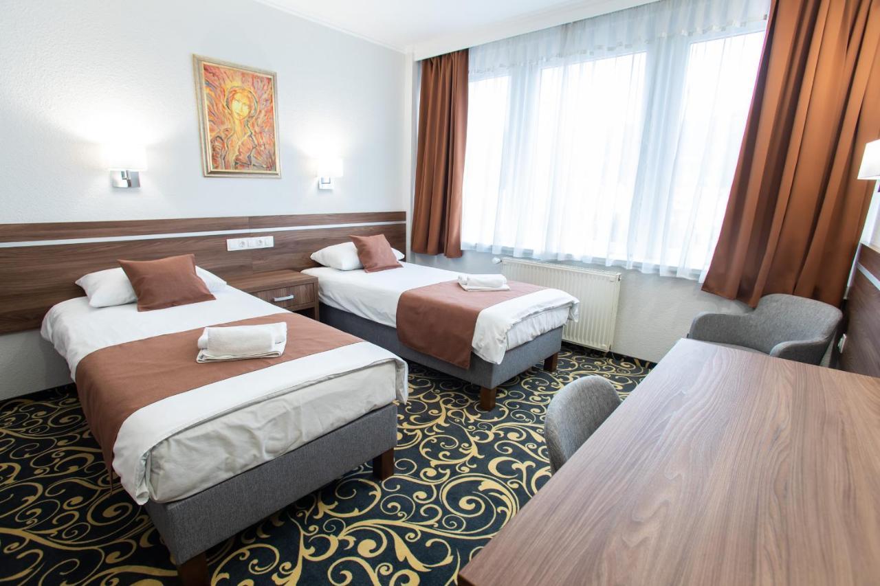 Hotel Árpád Tatabánya Buitenkant foto