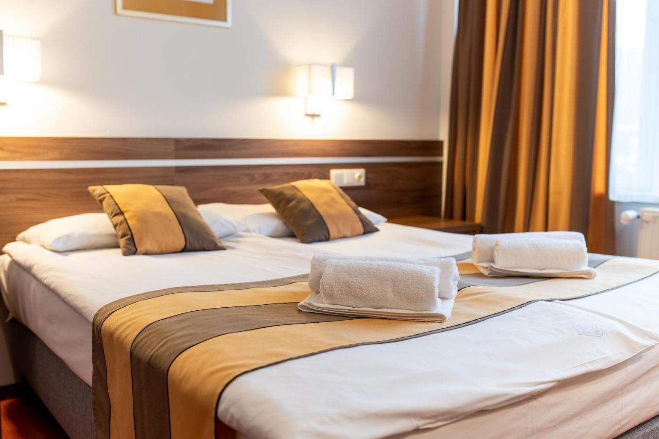 Hotel Árpád Tatabánya Buitenkant foto