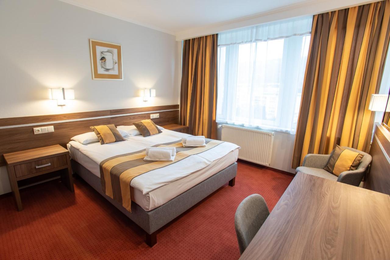 Hotel Árpád Tatabánya Buitenkant foto