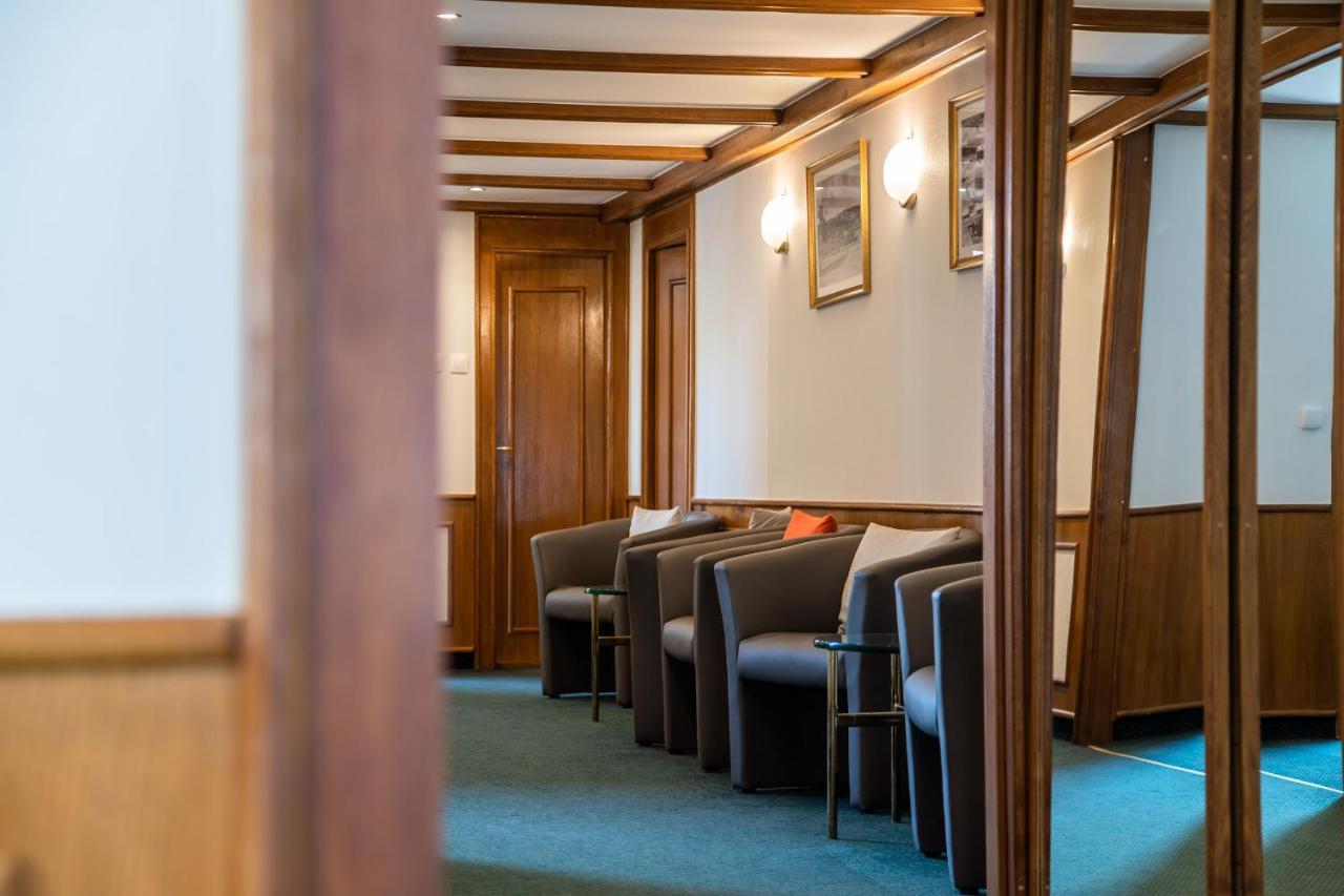 Hotel Árpád Tatabánya Buitenkant foto