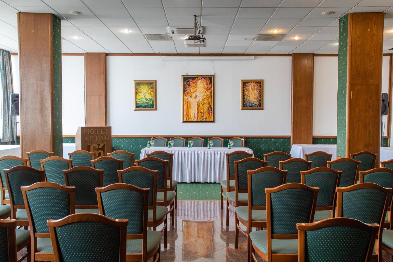 Hotel Árpád Tatabánya Buitenkant foto