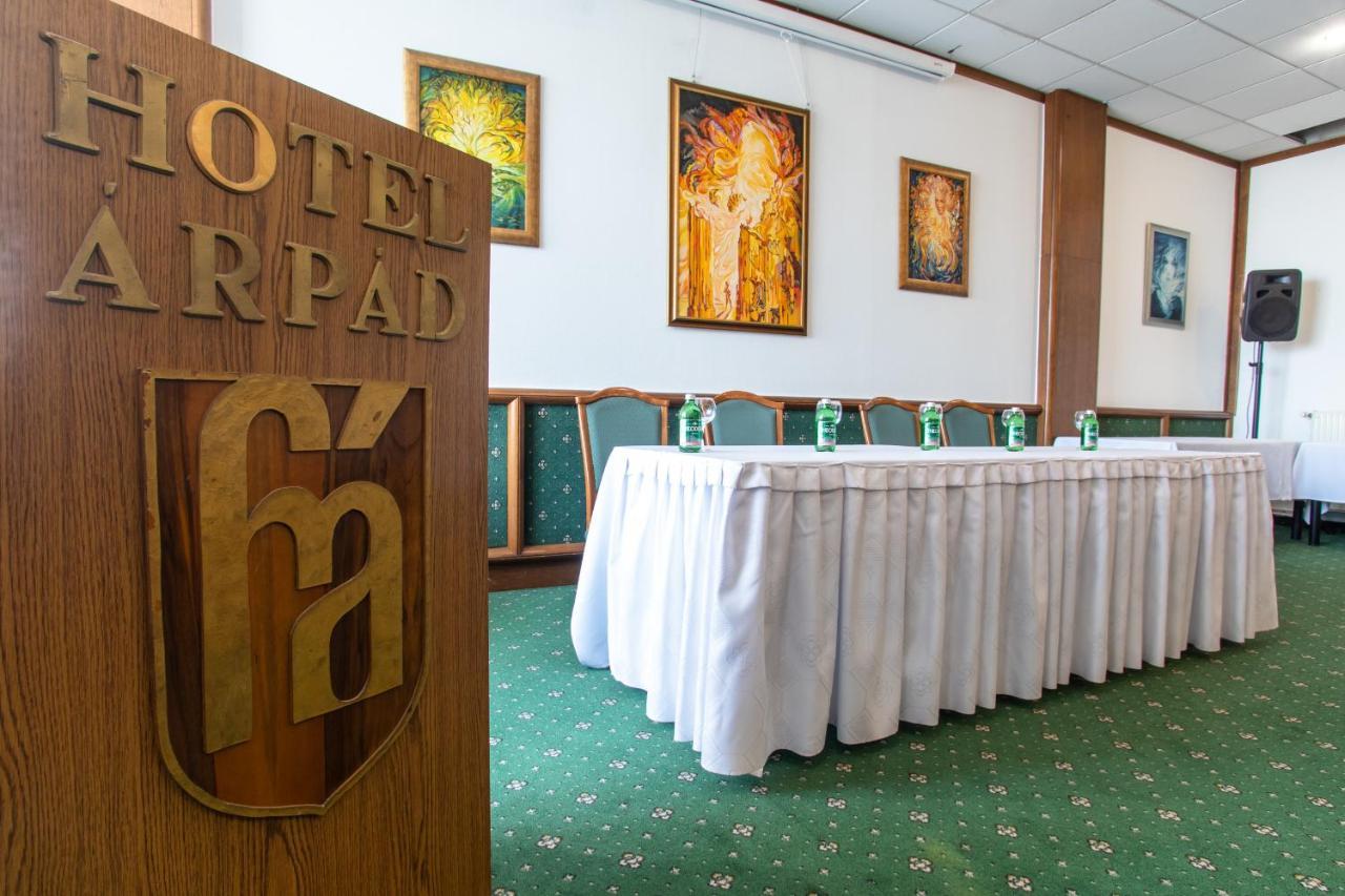 Hotel Árpád Tatabánya Buitenkant foto