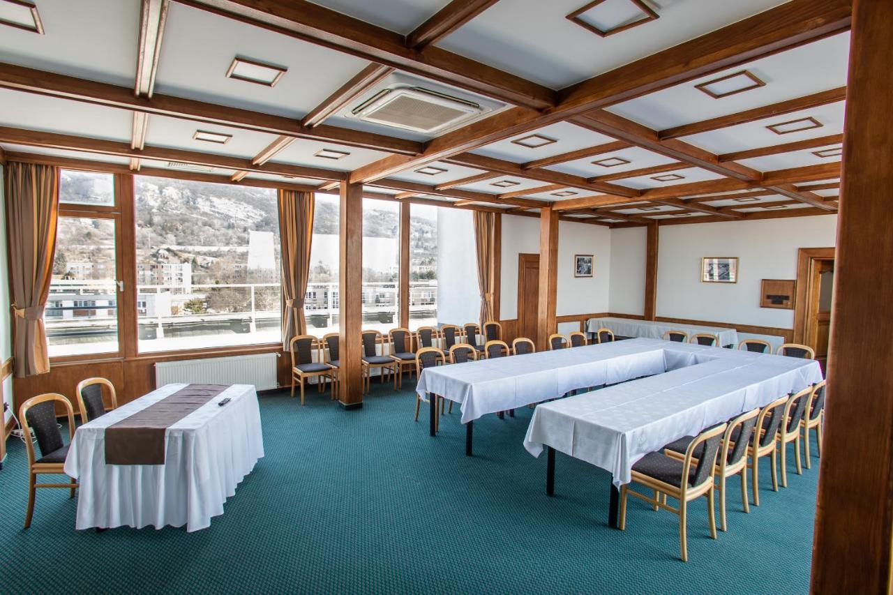 Hotel Árpád Tatabánya Buitenkant foto