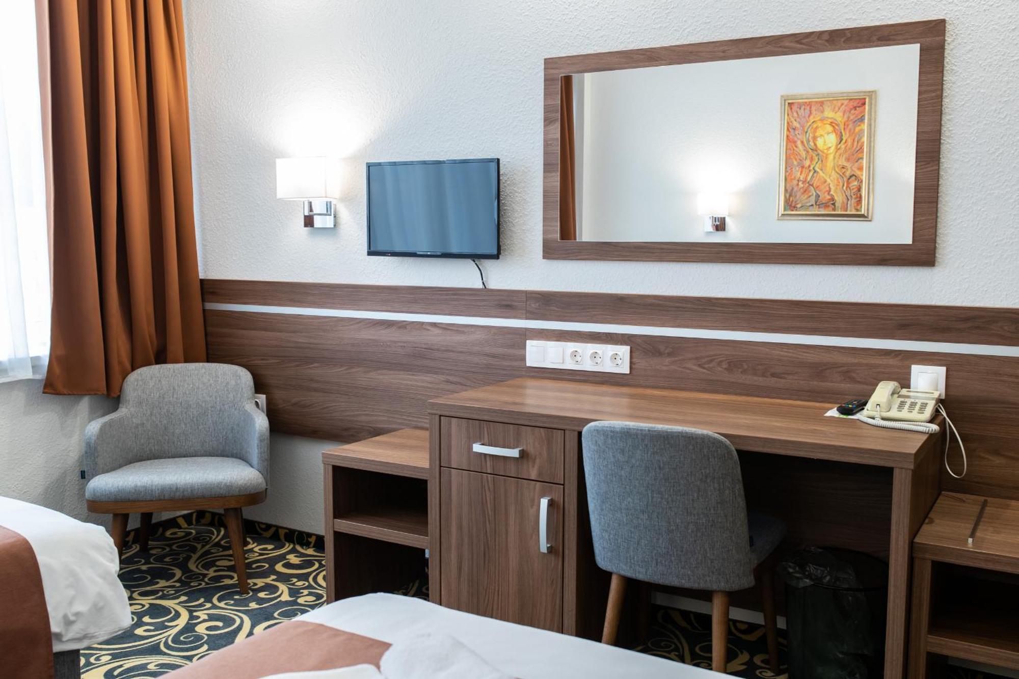 Hotel Árpád Tatabánya Buitenkant foto