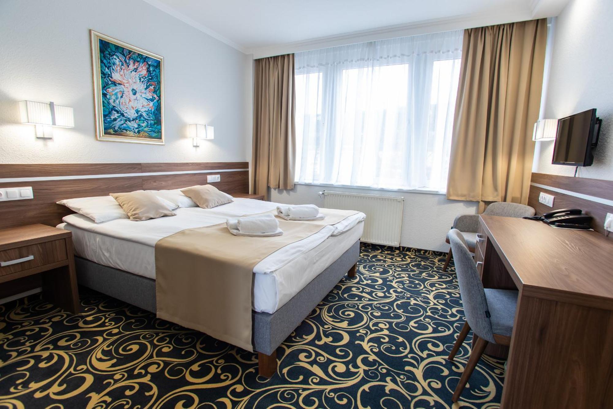 Hotel Árpád Tatabánya Buitenkant foto